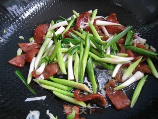 青蒜炒腊肠的做法步骤：5