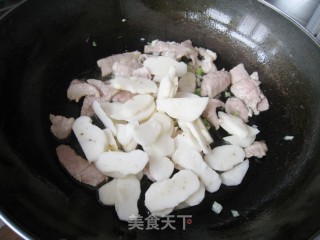 荸荠炒肉片的做法步骤：7