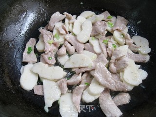 荸荠炒肉片的做法步骤：8