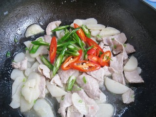 荸荠炒肉片的做法步骤：9