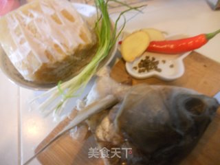 咸鱼头冻豆腐煲的做法步骤：1