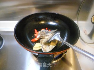 咸鱼头冻豆腐煲的做法步骤：3