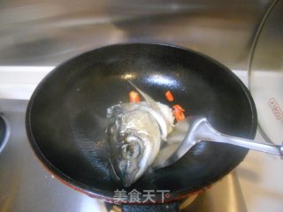 咸鱼头冻豆腐煲的做法步骤：4
