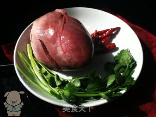 巧做猪心赛狗肉的做法步骤：1