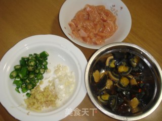 松花蛋炒鸡丁的做法步骤：1