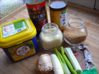 白菜胡萝卜姬松茸肉馅水煮饺子的做法步骤：1