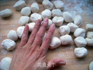 白菜胡萝卜姬松茸肉馅水煮饺子的做法步骤：12