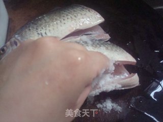 蒜容陈皮蒸咸鲮鱼的做法步骤：1