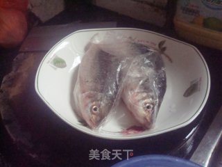 蒜容陈皮蒸咸鲮鱼的做法步骤：2