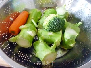 【爽口凉菜】巧吃西兰花梗---香拌西兰花梗的做法步骤：1