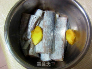 家常煎带鱼的做法步骤：1
