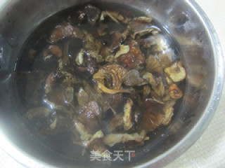【塔吉锅】——榛蘑土豆烧翅根的做法步骤：1