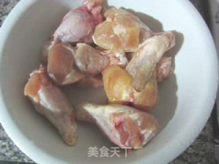 【塔吉锅】——榛蘑土豆烧翅根的做法步骤：2