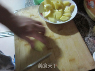 【塔吉锅】——榛蘑土豆烧翅根的做法步骤：4