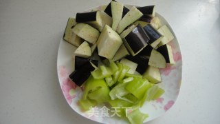 土豆炖茄子的做法步骤：2