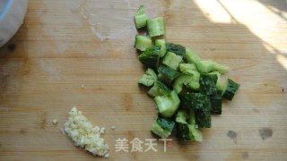 黄瓜拌粉皮的做法步骤：2
