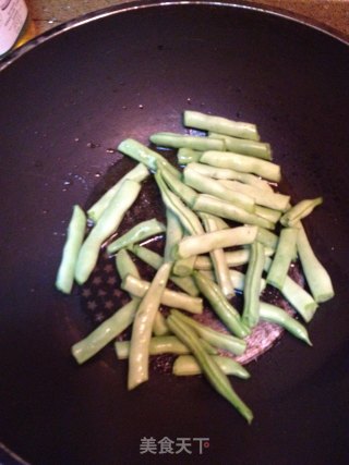 酱茄子炒四季豆下饭菜的做法步骤：2