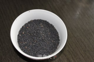 黑芝麻戚风蛋糕的做法步骤：2