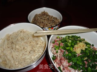 双菇馅蛤蜊式煎饺的做法步骤：1