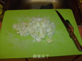 酸辣汤的做法步骤：1