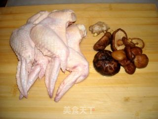 香菇红烧鸡翅的做法步骤：1