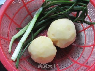 土豆葱肉包的做法步骤：1