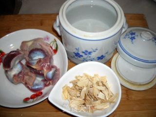花旗参炖鸡胗汤的做法步骤：1