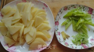 尖椒炒土豆片的做法步骤：2