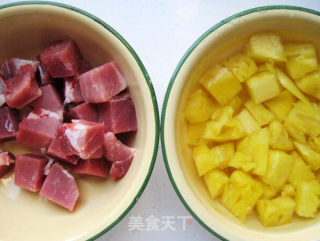 菠萝咕老肉的做法步骤：1