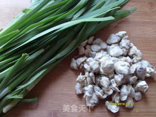 韭菜炒蚬肉的做法步骤：1