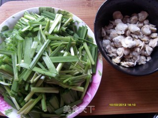 韭菜炒蚬肉的做法步骤：2