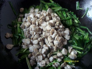 韭菜炒蚬肉的做法步骤：4