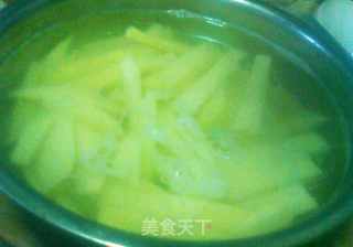自制薯条的做法步骤：2