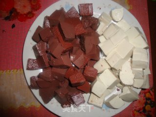 羊血烧豆腐的做法步骤：1