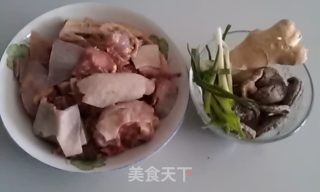 香菇炖鸡的做法步骤：1