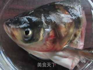 鱼头黄花菜汤的做法步骤：1
