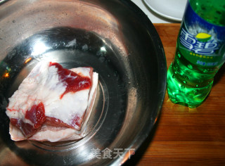 【塔吉锅】【如花美眷】【吃了还想吃的肉肉】雪碧红烧肉的做法步骤：1
