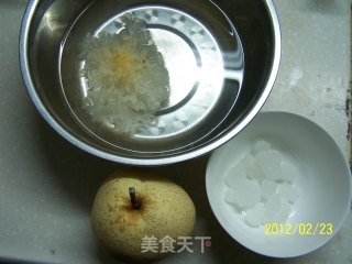懒人做菜——简易清火润肺冰糖银耳梨汤的做法步骤：1