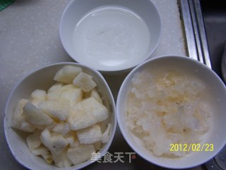 懒人做菜——简易清火润肺冰糖银耳梨汤的做法步骤：2