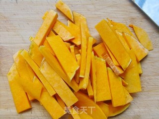 汤汤水水的滋润——南瓜汤面片的做法步骤：3