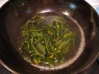 黄豆酱炒海带白菜丝的做法步骤：1