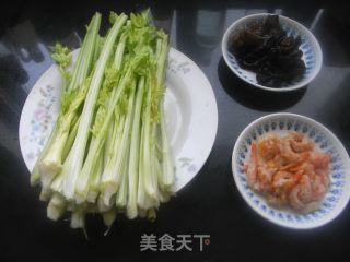 （四菜一汤）海米生拌芹菜心的做法步骤：1