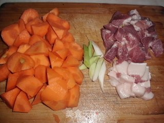 家常菜--胡萝卜烧肉的做法步骤：1