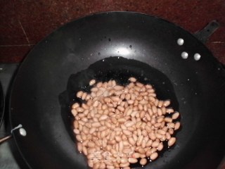 油酥花生米的做法步骤：2