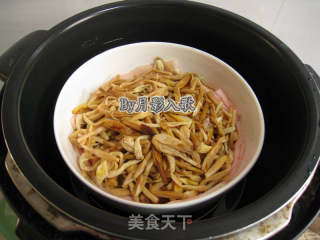 黄花菜扣肉----一口黄花菜一口肉忘记忧愁的做法步骤：10