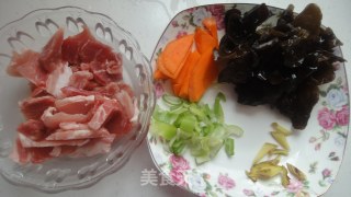家常白菜木耳炒肉的做法步骤：2