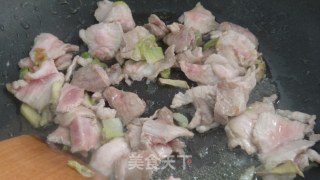 家常白菜木耳炒肉的做法步骤：3
