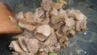 家常白菜木耳炒肉的做法步骤：4