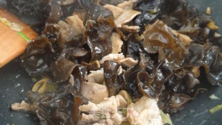 家常白菜木耳炒肉的做法步骤：5