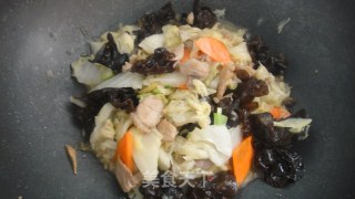 家常白菜木耳炒肉的做法步骤：8